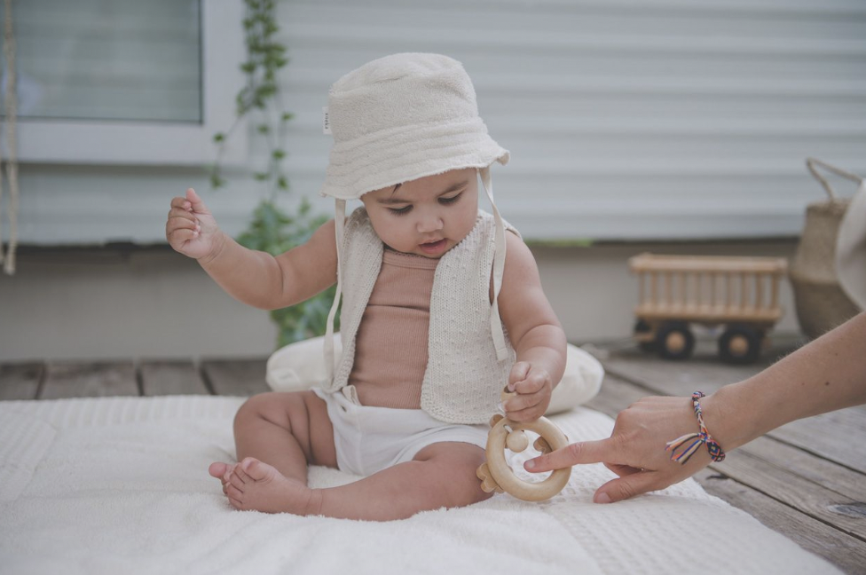 neef Beperking Kent Koeka Zonnehoed Baby Luz 3-6 maanden | Warm White | Klein Paleis